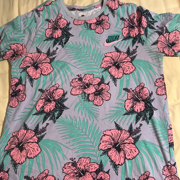 Xl Nike shirt. Great used condition. Worn a few times. - Picture 1 of 3